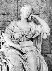 Sitzstatue der Markgräfin Wilhelmine von Bayreuth, Schwester vom preussischen König Friedrich II im Freundschaftstempel, Park Sanssouci / Potsdam.