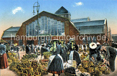 Gemüsemarkt in der Hamburger Altstadt, ca. 1905; Vor der Markthalle verkaufen Bäuerinnen in Tracht ihre Waren, die in Körben gestapelt ist.