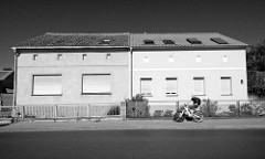 Doppelhaus - gleiche Bauform, unterschiedliche Fassadengestaltung; Architekturbilder aus Werder, Havel.