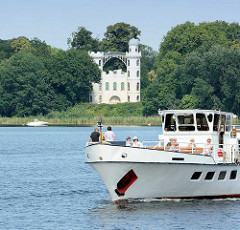 Ausflugsschiff auf dem Wannsee, Blick auf das Schloss Pfaueninsel - Lustschloss, fertiggestellt 1797.