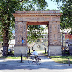 Das Potsdamer Triumphtor wurde 1851 unter König Friedrich Wilhelm IV. errichtet - im Hintergrund der Winzerberg.
