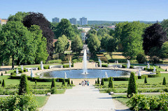 Blick vom Schloss Sanssouci über die Weinberganlagen zum Park mit Brunnen - im Hintergrund Hochhäuser an der Havel.
