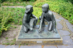 Zeichnende Kinder - Hans Klakow 1963 - Bronzeskulptur auf der  Freundschaftsinsel in Potsdam.