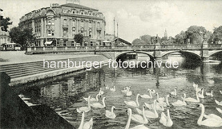 Historische Ansicht von der Kaiser Wilhelm Brücke / Lange Brücke über die Havel in Potsdam; Schwäne auf dem Wasser - Palasthotel beim Alten Markt, erbaut 1898 mit eigener Anlegestelle für Dampfer und Motorboote; es war mit 110 Betten das größte Ho