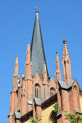 Kirchturm der Heiligen Geist Kirche von Werder / Havel; die evangelische Kirche ist ein neugotisches Gebäude dessen Bau 1856 nach Plänen des Architekten und preußischen Baumeisters August Stüler begonnen wurde.