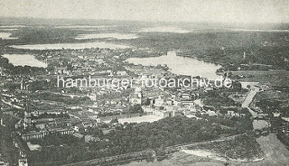 Historische Luftansicht von Potsdam - Blick auf die Stadt, Lauf der Havel und die umliegenden Seen.