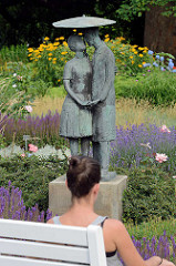 Bronzeskulptur Liebespaar und dem Schirm zwischen Lavendel auf der Freundschaftsinsel - Jürgen von Woyski, 1962.