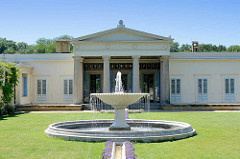 Schloss Charlottenhof im Park Sanssuci / Potsdam - Haupteingang mit Säulen, Rasen - Springbrunnen.