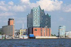 Gebäude der Elbphilharmonie in der Hamburger Hafencity - seit Juli 2015 sind die Baukräne entfernt.