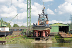 Der Schlepper Twister liegt auf der Werft im Reiherstieg in Hamburg Wilhelmsburg - der Schlepper hat eine Länge von 24,70 m und eine Leistung von 1900 PS; am Heck sind die beiden Festpropeller in der Kortdüse zu erkennen.