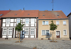 Alt + Neu; historisches Fachwerkhaus neben einem Wohngebäude mit schlichter Putzfassade; Bilder aus Wusterhausen, Dossen