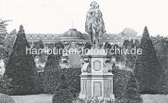 Altes Foto - Denkmal Reiterstandbild Friedrich des Großen im Park Sanssouci - im Hintergrund das Schloss Sanssouci.