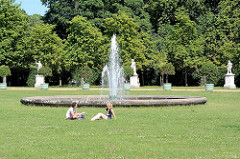 Gartenanlage mit Springbrunnen, Skulpturen am Neuen Palais, Park Sanssouci / Potsdam.
