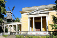 Seitenansicht der Neuen Kammern im Park Sanssouci von Potsdam - erbaut unter Friedrich den Großen, 1775. Im Hintergrund die historische Windmühle.