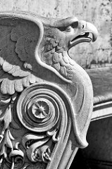 Detail - Dekor Adler, Lehne eine Ruhebank im Park von Sanssouci in Potsdam.