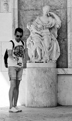 Sitzstatue der Markgräfin Wilhelmine von Bayreuth, Schwester vom preussischen König Friedrich II im Freundschaftstempel, Park Sanssouci / Potsdam - ein Tourist macht ein Selfy mit der Statue.