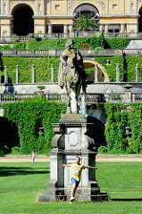 Denkmal Reiterstandbild Friedrich des Großen im Park Sanssouci - im Hintergrund das Schloss Sanssouci.
