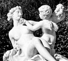 Skulptur Flora mit Zephir am Gitterpavillon beim Schloss Sanssouci.