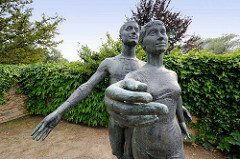 Skulpturen auf der Potsdamer Freundschaftsinsel - Bronzekulptur Tanzpaar, Ingeborg Hunzinger-Frank 1966.