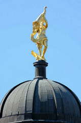 Vergoldete Siegesgöttin, Skulptur auf der Kuppel der Communs / Neues Palais in Potsdam.