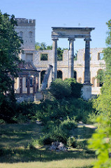 Blick auf die Ruinen auf dem Ruinenberg in Potsdam - Zur Bewässerung der Fontänen im südlich angrenzenden Park Sanssouci ließ Friedrich der Große 1748 auf der Kuppe ein Wasserreservoir bauen und mit künstlichen Ruinen als antikisierende Gestaltungsel