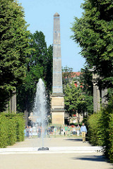 Obelisk und Brunnen im Park Sanssouci von Potsdam.