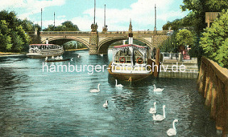 Schiffsanleger an der Havel / Kaiser Wilhelm Brücke in Potsdam - Ausflugsschiffe, Schwäne auf dem Wasser.