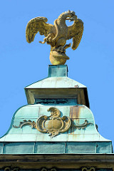 Kuppel mit Adler / Schlange auf der Bildergalerie im Park des Schlosses Sanssouci in Potsdam; erbaut unter Friedrich II. (der Große) in den Jahren 1755–1764.