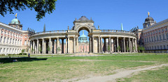 Colonnadenbogen mit Triumphtor - Communs / Neues Palais in Potsdam, erbaut 1769.