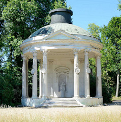 Freundschaftstempel im Potsdamer Park Sanssouci - der Freundschaftstempel ist ein kleiner Rundtempel, den der preußische König Friedrich II. zum Andenken an seine 1758 verstorbene Lieblingsschwester, die Markgräfin Wilhelmine von Bayreuth, errichten