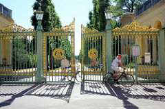 Grünes Gitter / Grünes Tor - Haupteingang zum Schlosspark Sanssouci in Potsdam.  Das Tor wurde von 1854 Ludwig Ferdinand Hesse entworfen - das Eisengitter trägt die Initialen Friedrich Wilhelms IV.