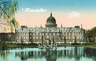 Stadtschloss von Potsdam - im Hintergrund die Kuppel der Potsdamer Nikolaikirche.