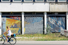 Wandmosaik - Wandbilder am ehem. Datenverarbeitungszentrum (1969-71 geplant von Sepp Weber) in der Breiten Strasse, Potsdam; Künstler Fritz Eisel. „Der Mensch bezwingt den Kosmos“. Karl Marx Zitat - Je weniger Zeit die Gesellschaft bedarf um Weizen,