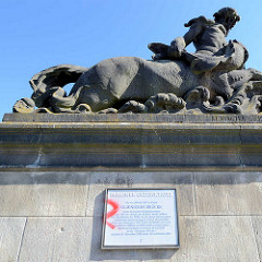 Gedenktafel zur Geschichte der Glienicker Brücke auf der Berliner Seite - Skulptur auf dem Brückenpfeiler, Bildhauer Stephan Walter 1908.