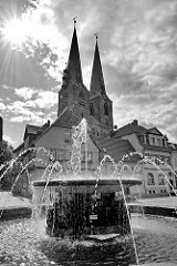 Mathildenbrunnen an der Pölkenstraße / Steinweg, Neustädter Marktplatz in Quedlinburg - Kirchtürme der St. Nikolaikirche