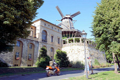 Mühle von Sanssouci in Potsdam;  Holländerwindmühle vom Typ Galerieholländer mit Mühlengebäude.