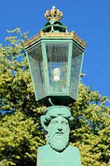 Kandelaber, Lampe mit goldener Krone - Grünes Gitter / Grünes Tor - Haupteingang zum Schlosspark Sanssouci in Potsdam.  Das Tor wurde von 1854 Ludwig Ferdinand Hesse entworfen.
