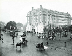 Blick über den Stephansplatz in Hamburg; historisches Motiv ca. 1910 - Gebäude Hotel Esplanade, Kutschen - Polizist auf einem Pferd, Strassenbahn.