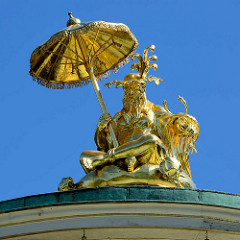 Sitzender Mandarin auf der Kuppel des Chinesischen Teehauses im Park Sanssouci von Potsdam - Chinesisches Teehaus; Gartenpavillon im Park Sanssouci in Potsdam. Friedrich der Große ließ den Baumeister Johann Gottfried Büring 1764 den Pavillon im Zeitg