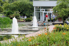 Springbrunnen am Ausstellungpavillion auf der Freundschaftsinsel in Potsdam.