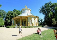 Chinesische Haus - Chinesisches Teehaus; Gartenpavillon im Park Sanssouci in Potsdam. Friedrich der Große ließ den Baumeister Johann Gottfried Büring 1764 den Pavillon im Zeitgeschmack der Chinoiserie, eine Mischung von ornamentalen Stilelementen des