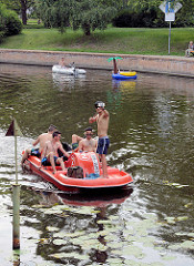 Bootsverkehr auf der Havel in Potsdam bei der Freundschaftsinsel - Tretboot und Schlauchboot im Havelarm Alte Fahrt.