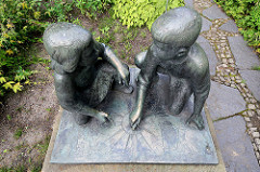 Zeichnende Kinder - Hans Klakow 1963 - Bronzeskulptur auf der  Freundschaftsinsel in Potsdam.