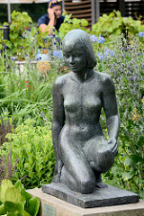 Knieendes nacktes Mädchen im Garten der Potsdamer Freundschaftsinsel - Künstler Horst Misch, 1979