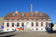 Das Lendelhaus Am Markt in Werder / Havel ist nach F. W. Lendel benannt, der seit 1916 auf dem Gelände Obstwein, Säfte und Marmeladen produzierte. Erbaut wurde das Wohnhaus 1789 als Stadtpalais.