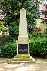 Gedenkstein im St. Annenfriedhof von Dannenberg, Elbe; Steinstele mit Inschrift: Eleonore Prochaska als freiwilliger Lützower Jäger genannt August Renz.