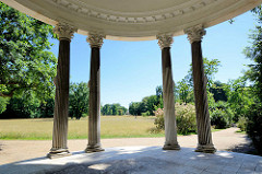 Dorische Säulen vom Freundschaftstempel im Potsdamer Park Sanssouci - der Freundschaftstempel ist ein kleiner Rundtempel, den der preußische König Friedrich II. zum Andenken an seine 1758 verstorbene Lieblingsschwester, die Markgräfin Wilhelmine von