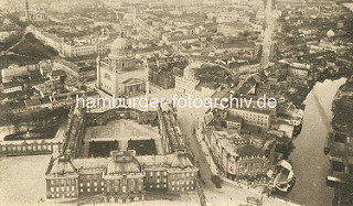 Historische Luftaufnahme / Flugbild von Potsdam - Blick auf das Stadtschloss und die St. Nikolai Kirche; re. die Havel, Alte Fahrt und das Palast Hotel mit Schiffsanleger.