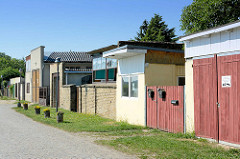 Garagen und Schuppen an der Uferpromenade der Havel in Werder.