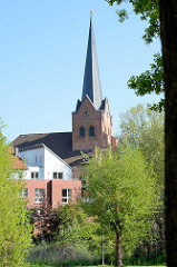 Kirchturm der evangelischen St. Johanniskirche in Dannenberg; norddeutsche Backsteingotik aus dem späten 14. Jhd.